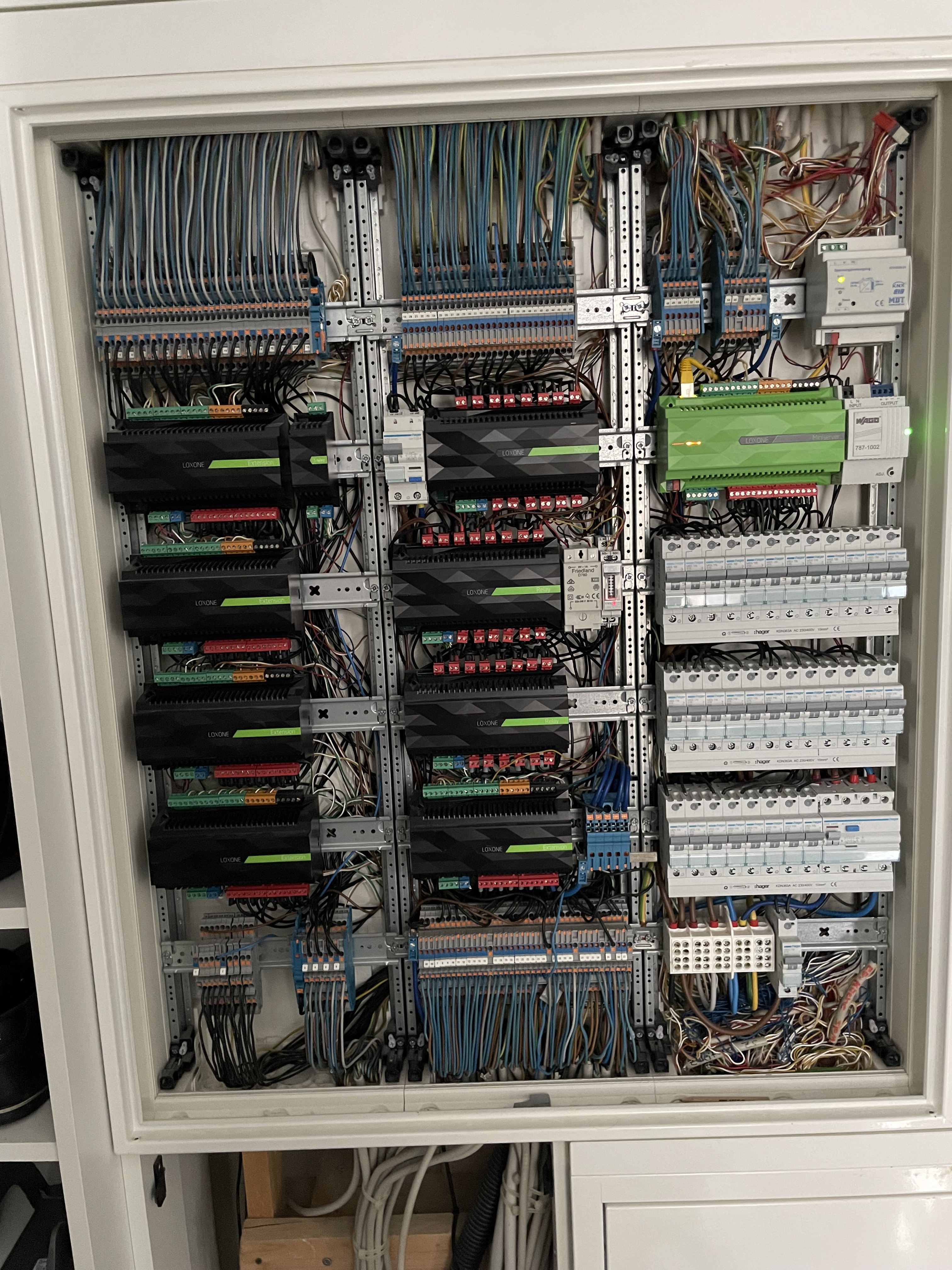 Klicke auf die Grafik für eine vergrößerte Ansicht

Name: loxone-schrank.jpg
Ansichten: 2153
Größe: 2,97 MB
ID: 372563