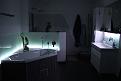 Hauptbad, nur mit LED Stripes indirekt über die Glasspritzschutzplatten beleuchtet