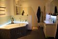 Hauptbad, mit LED Stripes und Deckenspots beleuchtet